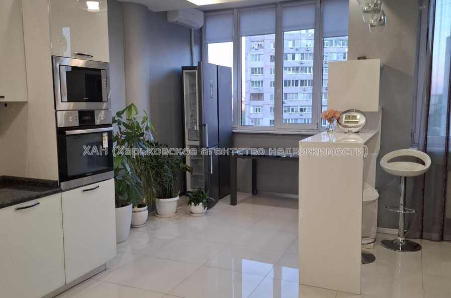 Продам квартиру, Гвардейцев Широнинцев ул. , 3 кім., 120 м², авторский дизайн 