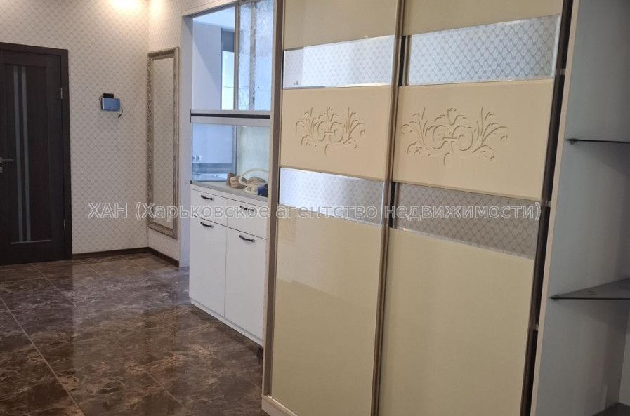 Продам квартиру, Гвардейцев Широнинцев ул. , 3 кім., 120 м², авторский дизайн 