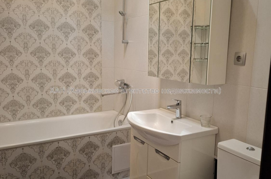 Продам квартиру, Гвардейцев Широнинцев ул. , 3 кім., 120 м², авторский дизайн 