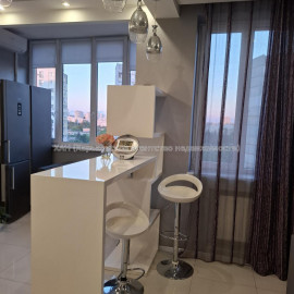 Продам квартиру, Гвардейцев Широнинцев ул. , 3 кім., 120 м², авторский дизайн
