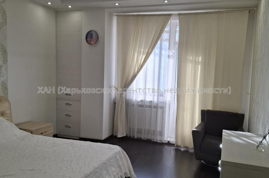 Продам квартиру, Гвардейцев Широнинцев ул. , 3 кім., 120 м², авторский дизайн 