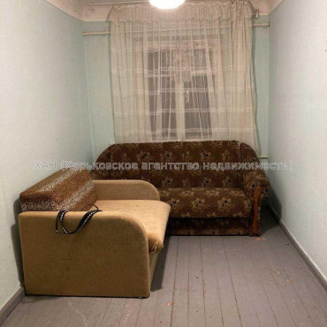 Продам квартиру, Защитников Неба ул. , 5 кім., 100 м², советский ремонт 