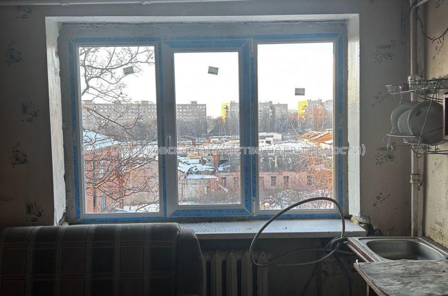 Продам квартиру, Защитников Неба ул. , 5 кім., 100 м², советский ремонт 