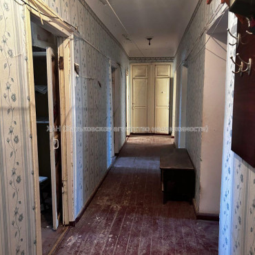 Продам квартиру, Защитников Неба ул. , 5 кім., 100 м², советский ремонт 