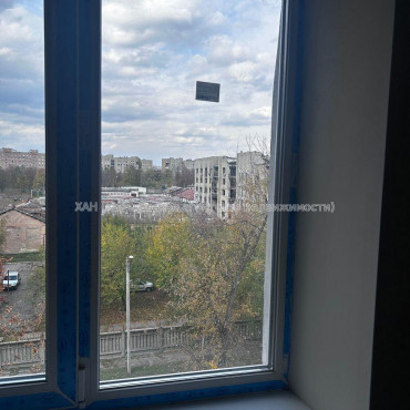 Продам квартиру, Защитников Неба ул. , 5 кім., 100 м², советский ремонт 