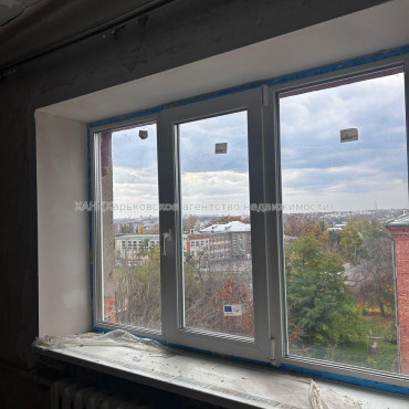 Продам квартиру, Защитников Неба ул. , 5 кім., 100 м², советский ремонт 