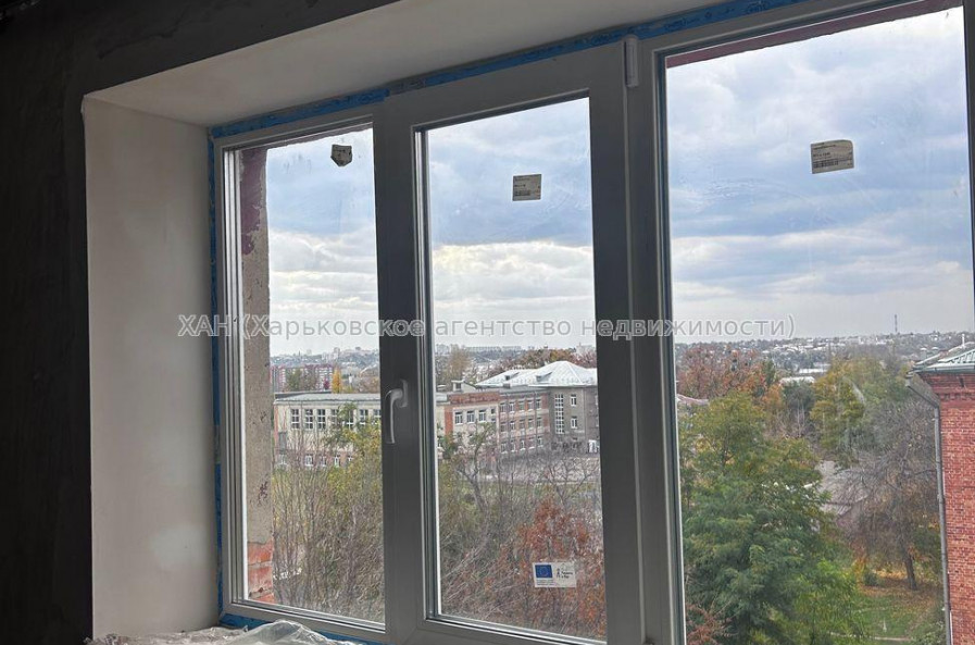 Продам квартиру, Защитников Неба ул. , 5 кім., 100 м², советский ремонт 