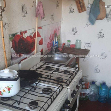 Продам квартиру, Защитников Неба ул. , 5 кім., 100 м², советский ремонт 