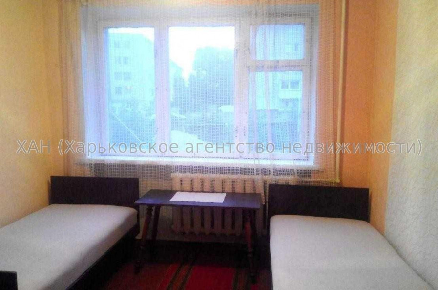 Продам квартиру, Киргизская ул. , 4 кім., 64 м², советский ремонт 