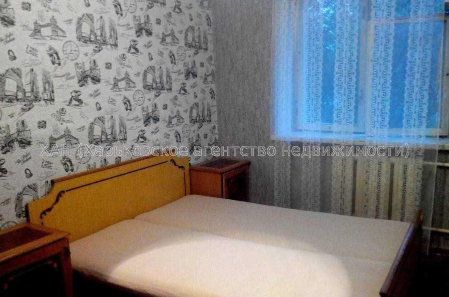 Продам квартиру, Киргизская ул. , 4 кім., 64 м², советский ремонт 