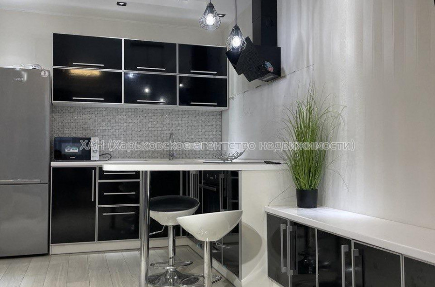 Продам квартиру, Драгоманова ул. , 1  ком., 37.20 м², евроремонт 