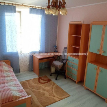 Продам квартиру, Гвардейцев Широнинцев ул. , 2  ком., 42 м², косметический ремонт 