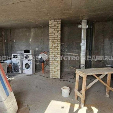 Продам квартиру, Клочковская ул. , 3  ком., 85 м², без внутренних работ 