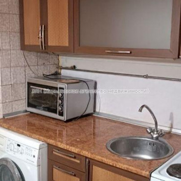 Продам квартиру, Единства ул. , 3 кім., 64 м², косметический ремонт 