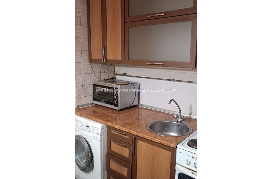 Продам квартиру, Единства ул. , 3 кім., 64 м², косметический ремонт 