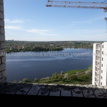 Продам квартиру, Непокоренных ул. , 3  ком., 90 м², без внутренних работ 