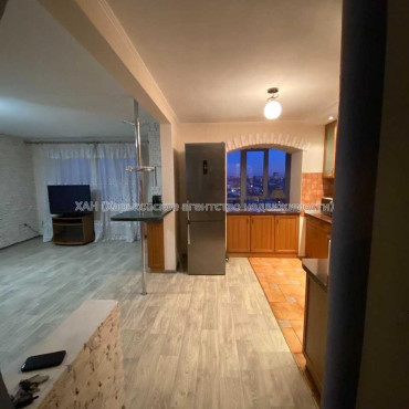 Продам квартиру, Алексеевская ул. , 4 кім., 100 м², евроремонт 