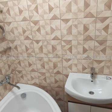 Продам квартиру, Непокоренных ул. , 4 кім., 82.50 м², капитальный ремонт 