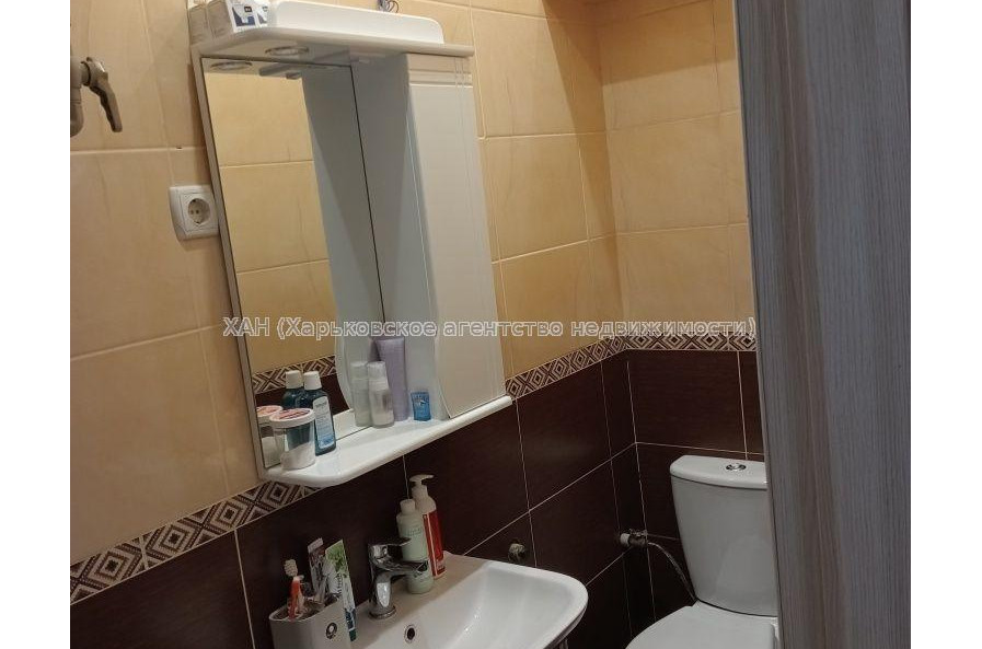 Продам квартиру, Михаила Комарова ул. , 4  ком., 96 м², частичный ремонт 