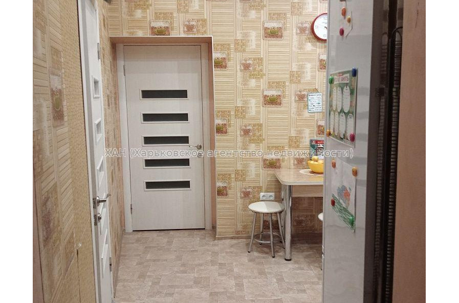 Продам квартиру, Михаила Комарова ул. , 4  ком., 96 м², частичный ремонт 