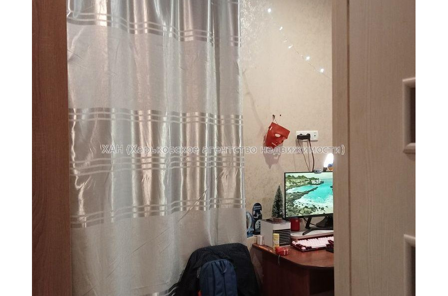 Продам квартиру, Михаила Комарова ул. , 4  ком., 96 м², частичный ремонт 