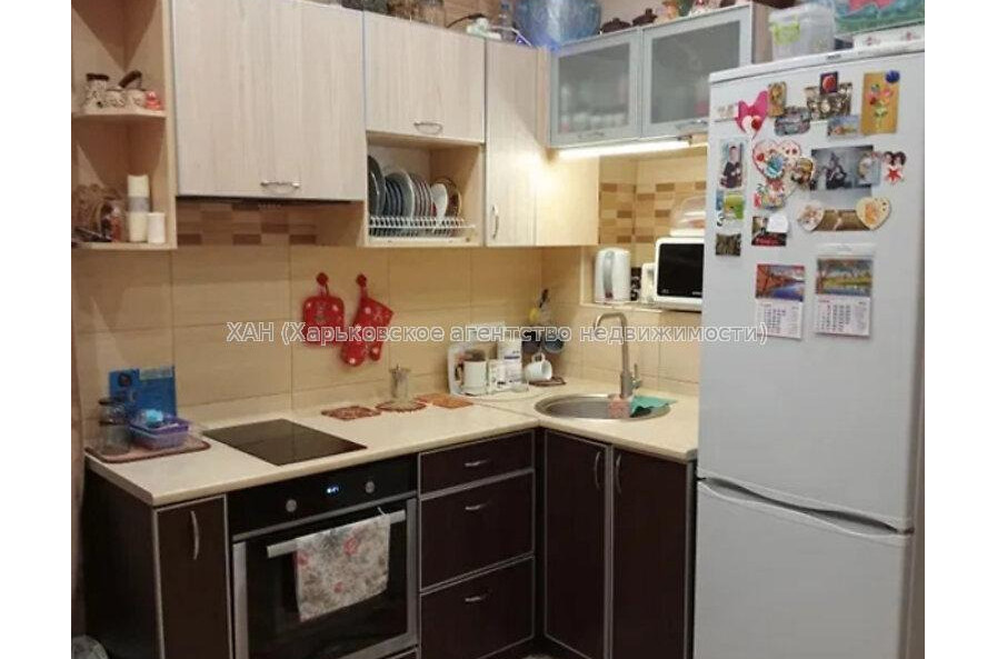 Продам квартиру, Михаила Комарова ул. , 4 кім., 96 м², частичный ремонт 