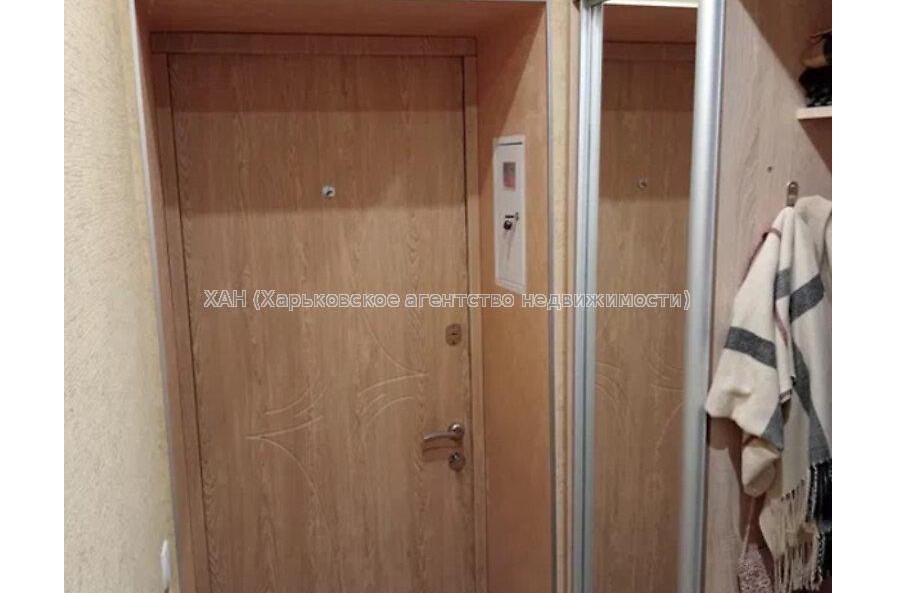 Продам квартиру, Михаила Комарова ул. , 4 кім., 96 м², частичный ремонт 