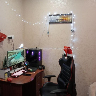 Продам квартиру, Михаила Комарова ул. , 4 кім., 96 м², частичный ремонт 