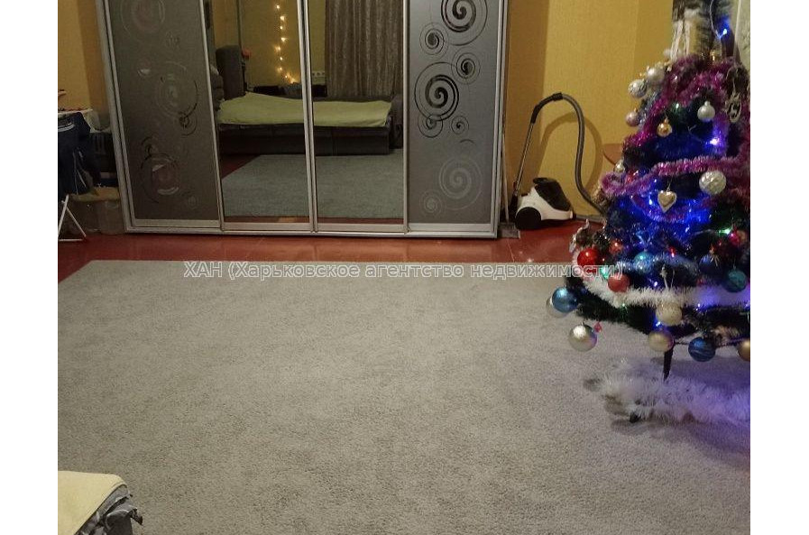 Продам квартиру, Михаила Комарова ул. , 4  ком., 96 м², частичный ремонт 