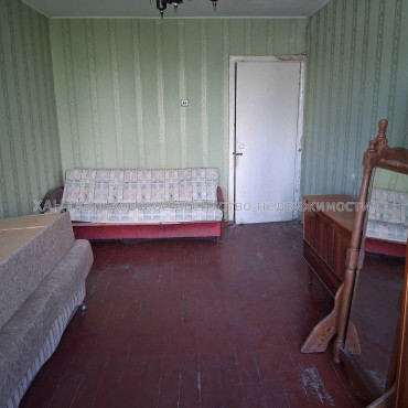 Продам квартиру, Гвардейцев Широнинцев ул. , 2 кім., 49.10 м², без ремонта 