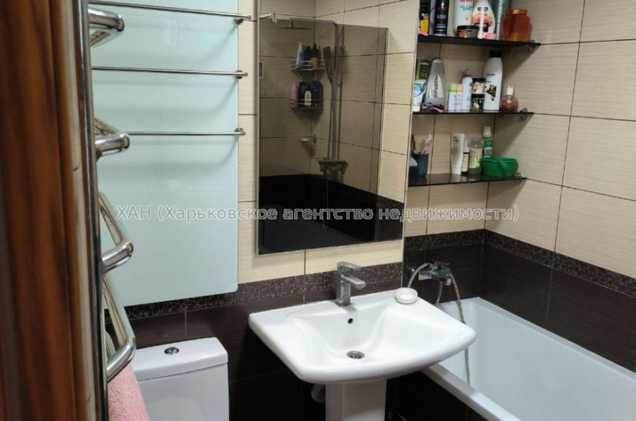 Продам квартиру, Аэрокосмический пр. , 3 кім., 65.60 м², капитальный ремонт 