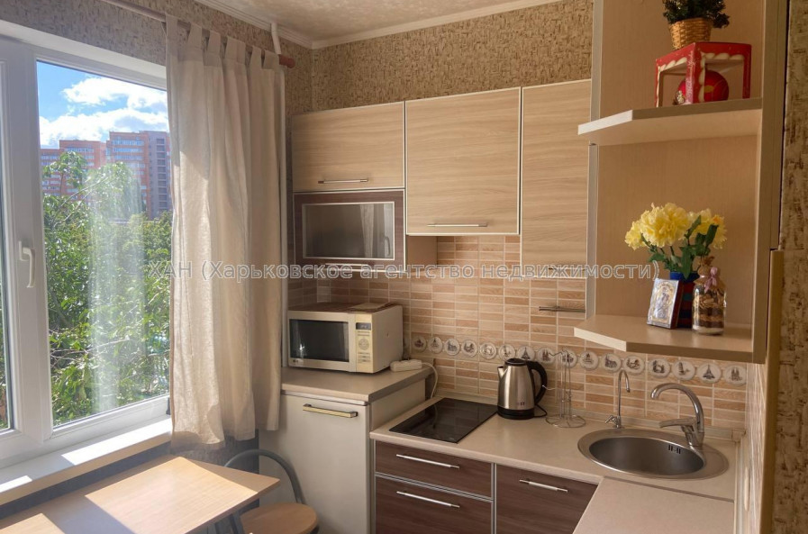 Продам квартиру, Ахсарова Энвера ул. , 4  ком., 69.60 м², капитальный ремонт 
