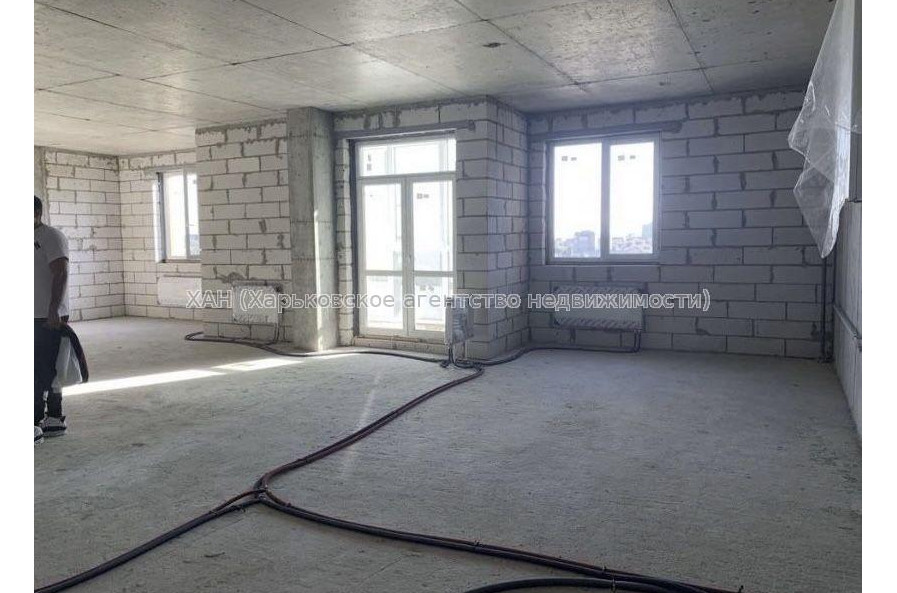 Продам квартиру, Динамовская ул. , 3  ком., 103.30 м², без отделочных работ 