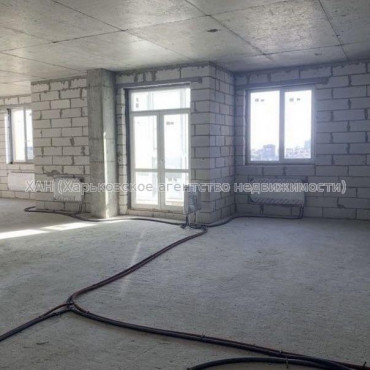 Продам квартиру, Динамовская ул. , 3 кім., 103.30 м², без отделочных работ 