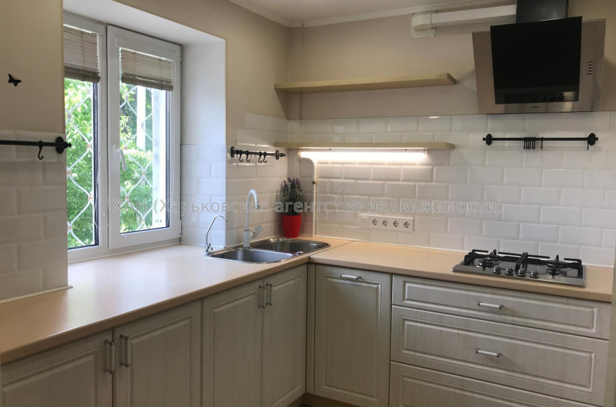 Продам квартиру, Защитников Неба ул. , 52 , 3  ком., 56.50 м², евроремонт 