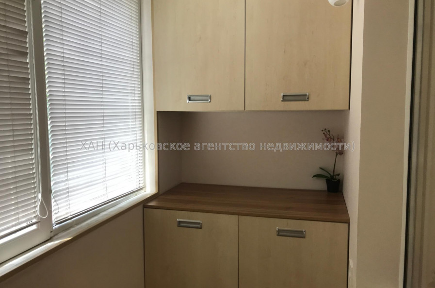Продам квартиру, Защитников Неба ул. , 52 , 3  ком., 56.50 м², евроремонт 