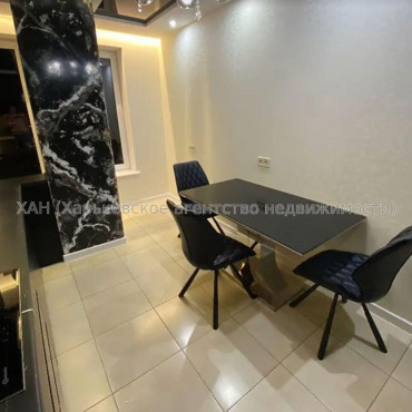 Продам квартиру, Гвардейцев Широнинцев ул. , 2  ком., 66 м², авторский дизайн 