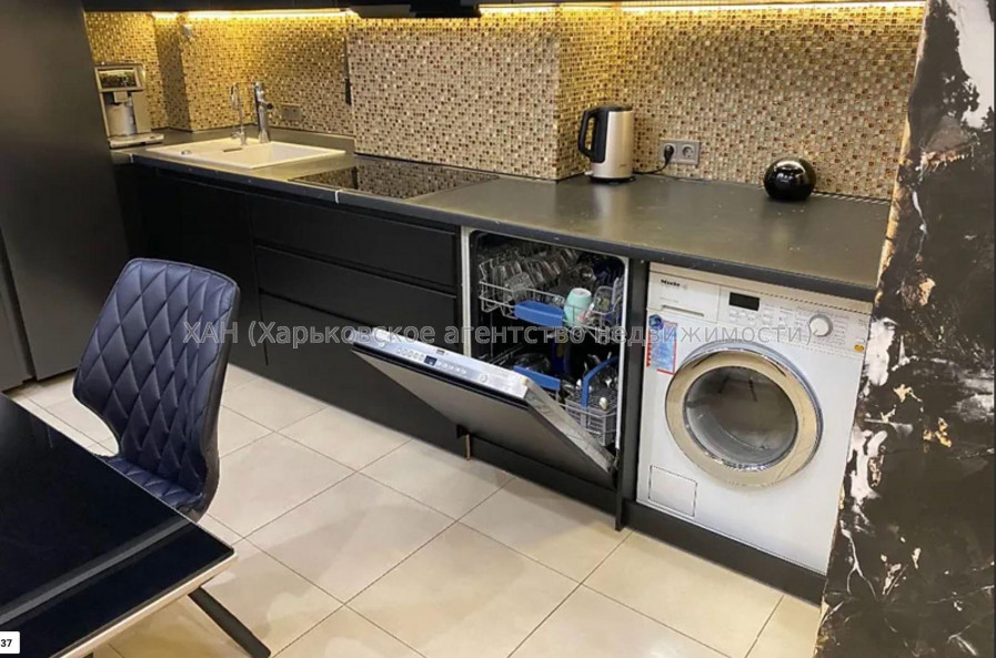 Продам квартиру, Гвардейцев Широнинцев ул. , 2  ком., 66 м², авторский дизайн 