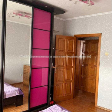 Продам квартиру, Соборности Украины ул. , 3 кім., 72.40 м², капитальный ремонт 