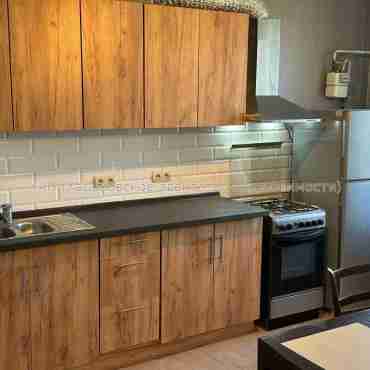 Продам квартиру, Машиностроителей ул. , 3 кім., 96 м², капитальный ремонт 
