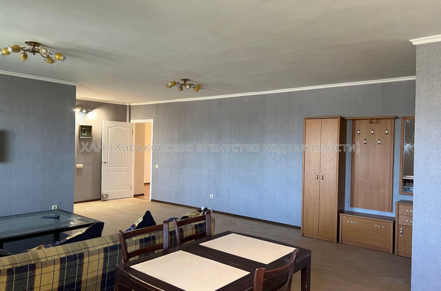 Продам квартиру, Машиностроителей ул. , 3 кім., 96 м², капитальный ремонт 