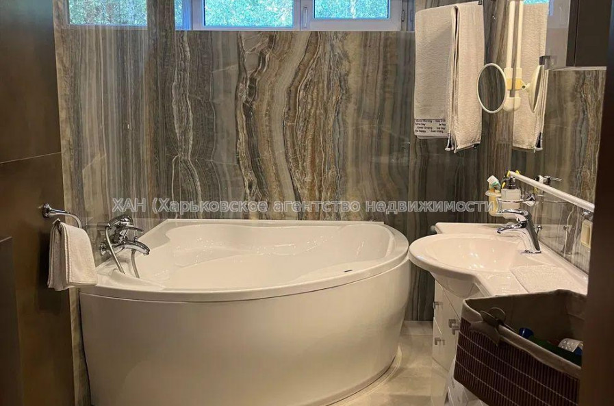 Продам будинок, Льва Ландау просп. , 254 м², 9 соток, капитальный ремонт 