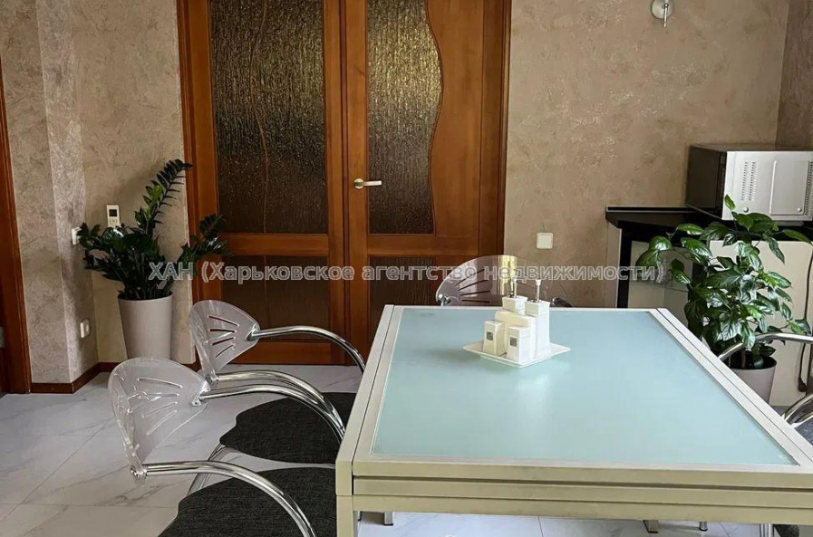Продам будинок, Льва Ландау просп. , 254 м², 9 соток, капитальный ремонт 