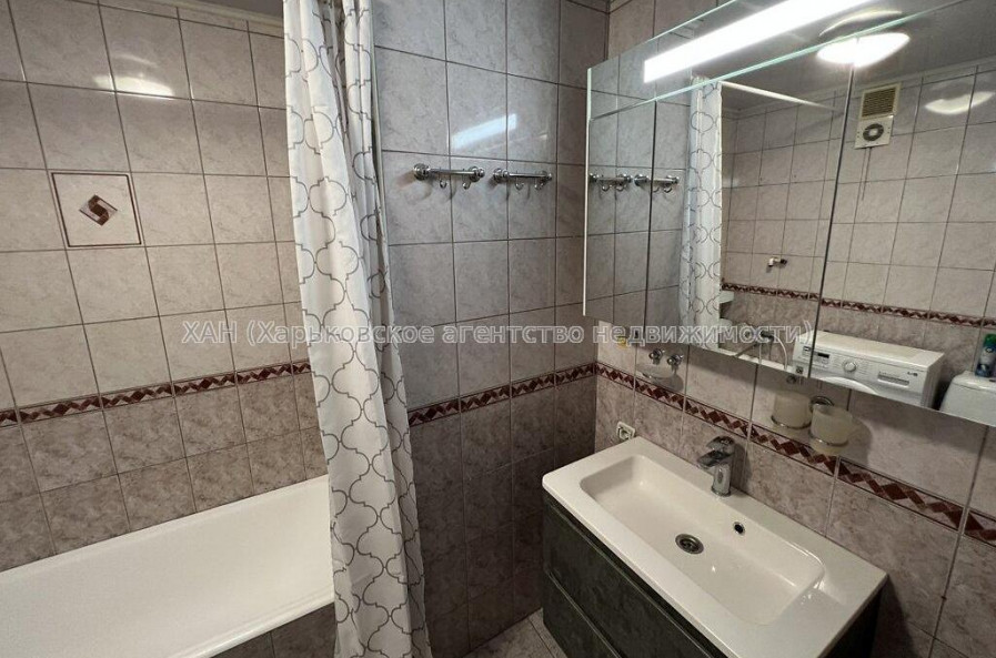 Продам квартиру, Защитников Неба ул. , 3 кім., 57.50 м², капитальный ремонт 