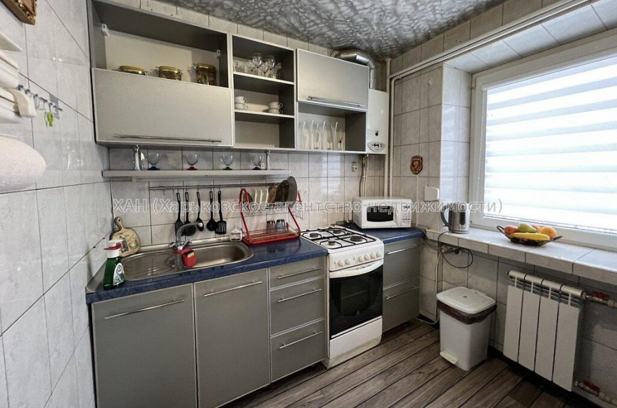 Продам квартиру, Защитников Неба ул. , 3 кім., 57.50 м², капитальный ремонт 