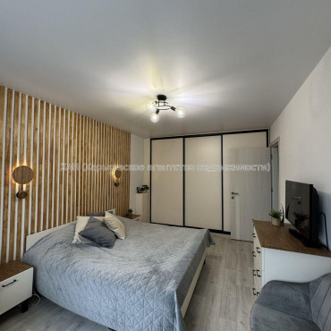 Продам квартиру, Непокоренных ул. , 3 кім., 62 м², капитальный ремонт 