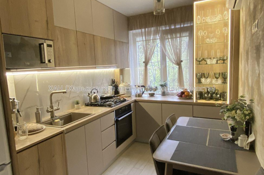 Продам квартиру, Непокоренных ул. , 3 кім., 62 м², капитальный ремонт 