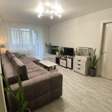 Продам квартиру, Непокоренных ул. , 3 кім., 62 м², капитальный ремонт 