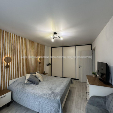 Продам квартиру, Непокоренных ул. , 3 кім., 62 м², капитальный ремонт 