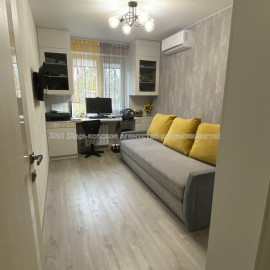 Продам квартиру, Непокоренных ул. , 3 кім., 62 м², капитальный ремонт